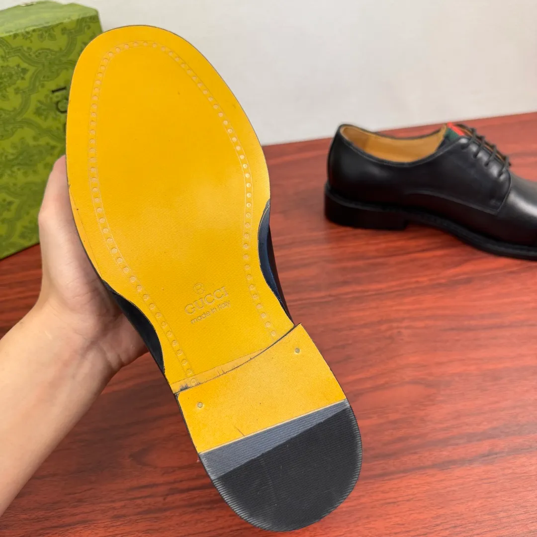 Batch 820 Gucci/Gucci men’s classic lace-up derby shoes! In every season, Gucci's aesthetic perspective reinterprets formal wear designs. This shoe is made of exquisite black leather, showing a simple and classic style! Available in two styles: black glossy leather/black matte cow leather, red and green webbing tongue embellishment, three-joint classic retro style, full calfskin lining, lace-up fixation, 2.5CM rubber soles, leather material. Look at the details. The delicate cowhide and the bright black of the open edge beads show a different light luxury style. European and American last type, excellent on-foot comfort, complete package, versatile style, highly recommended! Size: 39-40-41-42-43-44 leather shoe size (can be customized to 38.45) Item number: 5018-01 cowhide